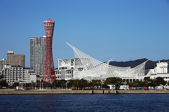 神戸ポートタワーと神戸海洋博物館